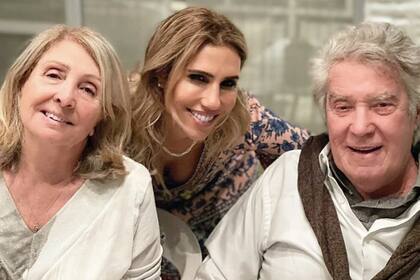 Con su padre y su mamá, Cristina Alessandro