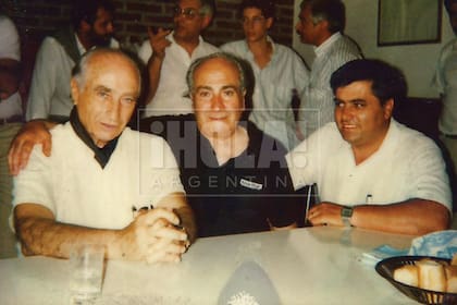 Con su padre y su tío, Rubén "Toto" Fangio. “Siempre tuve una excelente relación con toda la familia Fangio. Toto, el hermano menor de papá, me invitaba cuando se reunían, y cuando me llevaba a algún lado me presentaba como el hijo de Juan”, dice.