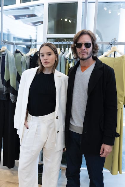 Con su papá, a quien cada día se parece más