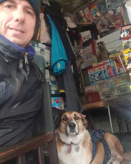 Con su papá Alejandro en el puesto de diarios.