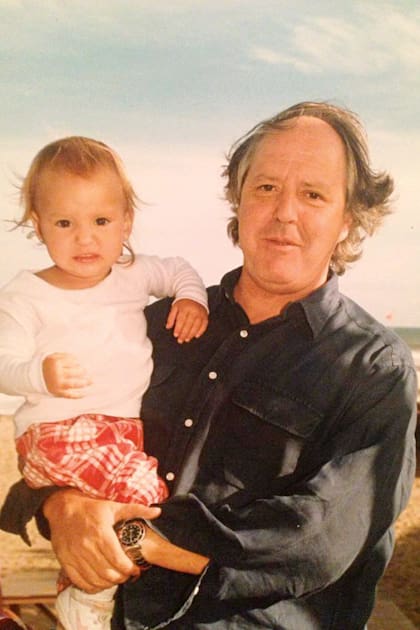 Con su papá, el productor general Luis Cella. “Al ser la única hija mujer, fui siempre la consentida”, admite. En la cara interna de su muñeca, Bernarda tiene tatuadas las iniciales de su padre.