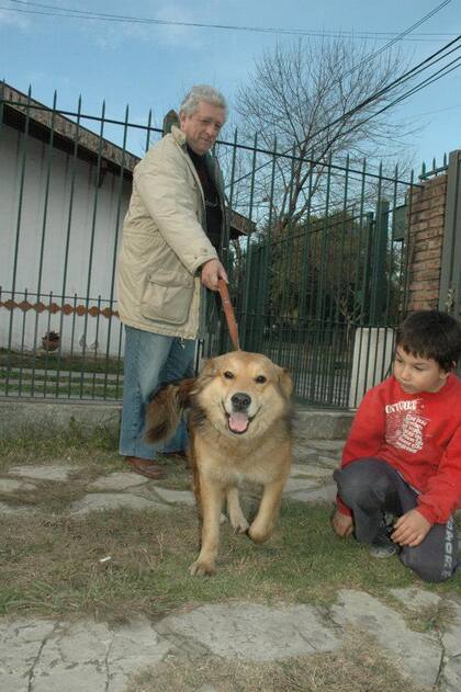 Con su papá humano, siempre salía a pasear con correa.