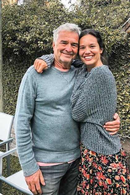 Con su papá, Ignacio Viale del Carril. “Con papá somos muy unidos y le pido consejos para todo. Cuando mis padres se separaron me fui a vivir con él”, revela