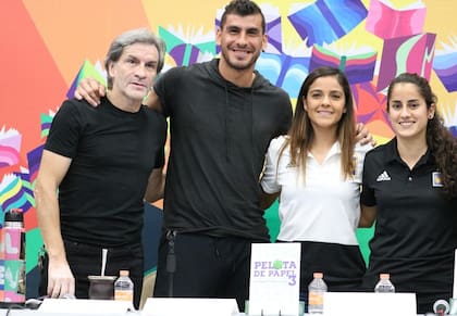 Con su papá Jorge, que falleció a finales de 2019, en la presentación de "Pelota de papel", la saga de cuentos que el Patón protagonizó