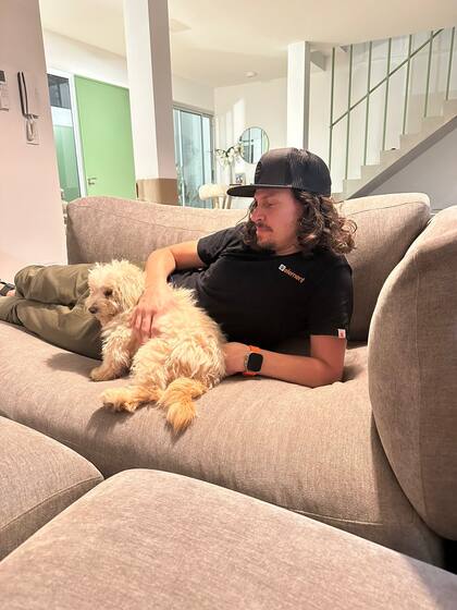 Con su papá Lucas en uno de los lugares favoritos de la casa.