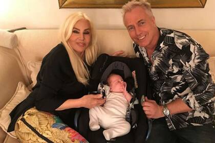 Con su papá, Marley, y su madrina, Susana Giménez