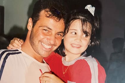 Con su papá Rubén
Torrente cuando era
chica. El empresario
murió el pasado 27
de febrero, a los 62
años, tras sufrir un
paro cardíaco mientras
jugaba al fútbol con
sus amigos