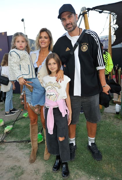 Con su pareja, Meme Bouquet, y sus hijas Cala y Mila