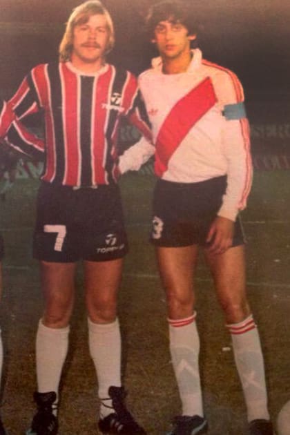 Con su particular bigote, con Francescoli, antes de un Chacarita-River. 