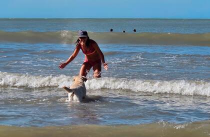 Con su perrita en Mar del Plata.