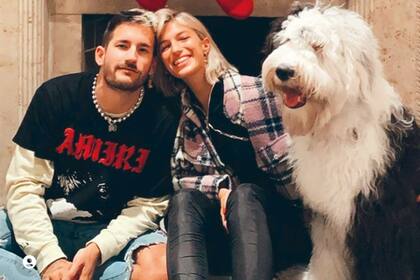 Con su perro Mao, que llegó a sus vidas en marzo de 2022. Tiene cuenta de Instagram (@maoyricky) con más de 150 mil seguidores.