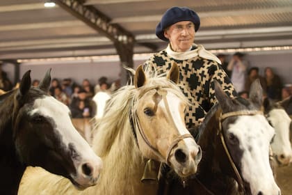 Con su poncho pampa, Polito sonríe felíz con la convocatoria