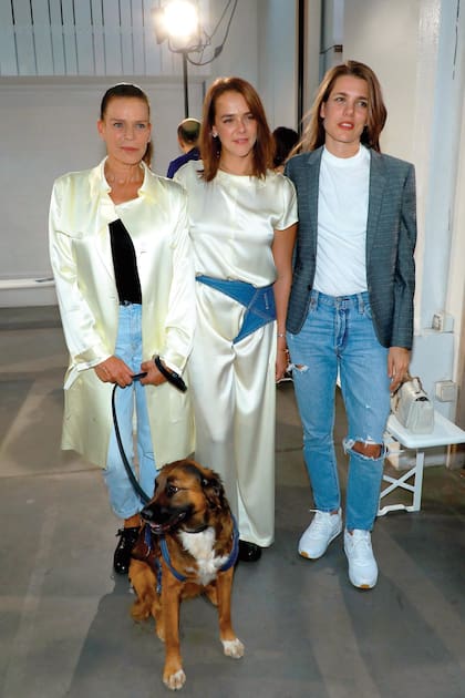 Con su prima, Charlotte Casiraghi, en la presentación de su marca,
Alter Designs, en la Semana de la Moda de París, en 2019.