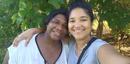 Con su prima Luana en la tierra de sus ancestros.