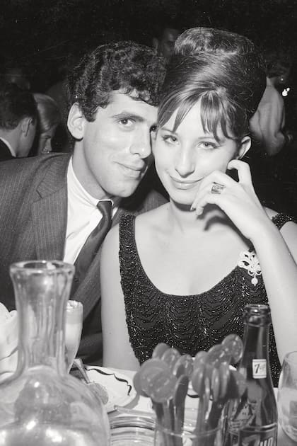 Con su primer marido, Elliot Gould, en un evento en Los Ángeles a fines de los sesenta. Se conocieron en el casting para el musical I Can Get It For You Wholesale, en 1961.