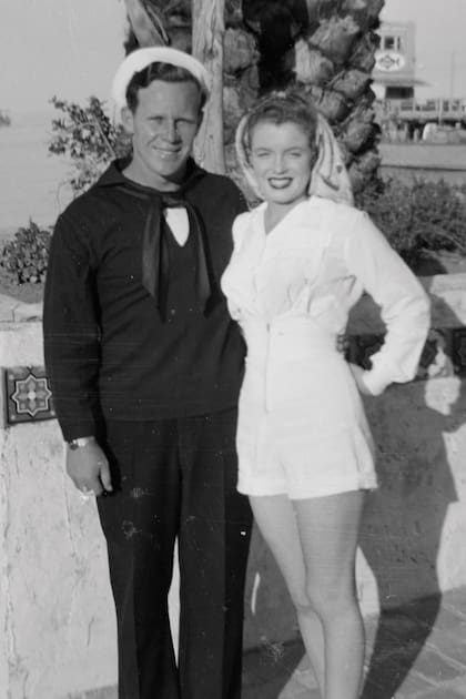 Con su primer marido, James Dougherty, de 21 años, en 1942, cuando tenía 16.
