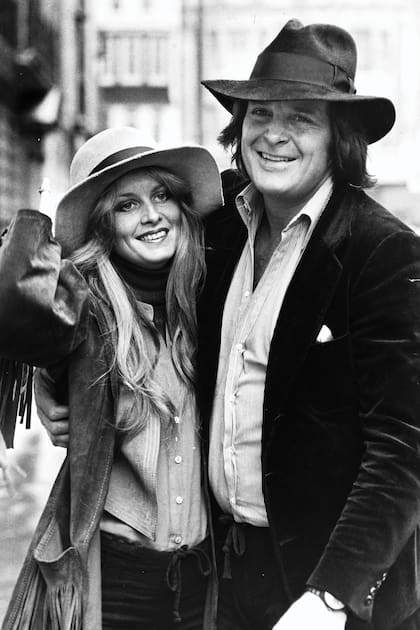 Con su primer marido y padre de su hija, el
actor Michael Whitney. Se separaron cuando Twiggy no pudo soportar la adicción de él al
alcohol