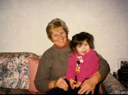 Con su querida abuela.