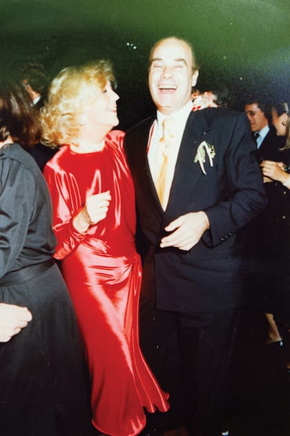 Con su queridísimo Gino Bogani, que la vestía en Argentina y también en muchos de los eventos internacionales a los que asistía