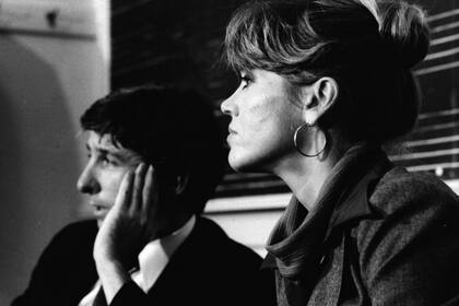 Con su segundo marido, el escritor y político Tom Hayden.