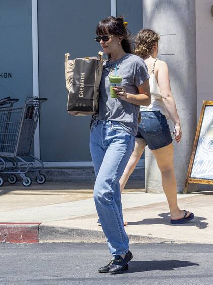 Con su sencillez de siempre, Dakota Johnson fue fotografiada mientras realizaba compras en un supermercado de California