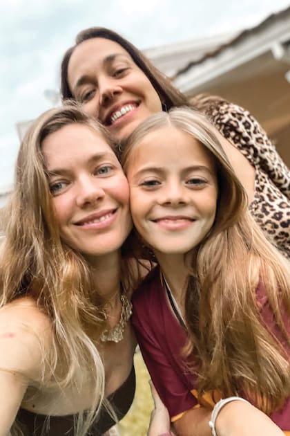 Con su sobrina, Cala, y su prima Sonia Zavaleta (con ella y con su
hermana Pilar tiene un podcast de historias, “No todo lo que brilla es oro” (Spotify).
