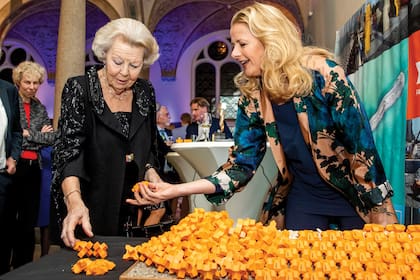Con su suegra, la reina Beatriz, en Delft, Países Bajos, durante los Premios Friso de Ingeniería 2020, una iniciativa de Mabel para honrar la memoria de su marido