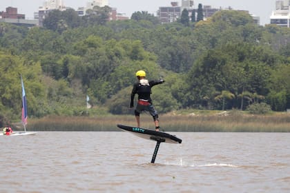Con su tabla de eFoil, una de sus nuevas pasiones