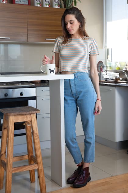 Con su taza preferida en mano, María cuenta el gran desafío que le significó formar parte de la segunda temporada de El encargado como contrafigura de Guillermo Francella: “Sabía que tenía que estar a la altura, al punto que fue la primera vez que trabajé con una coach antes de empezar a filmar”