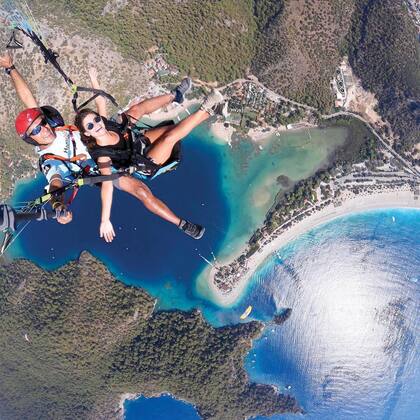 Con su tío Fernando tirándose
en parapente en Ölüdeniz, en la
costa de Turquía