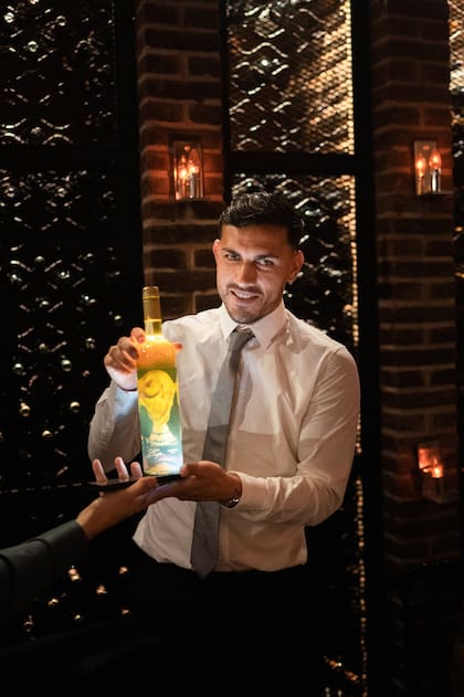 Con su vino Sweet Victoria, ilustrado con la Copa del Mundo