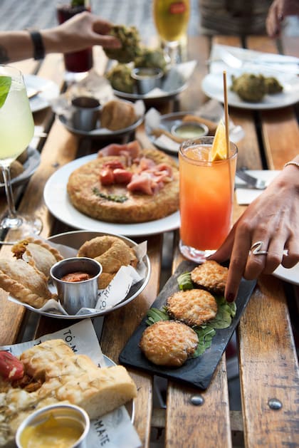 Con sucursales en Palermo y en El Rosedal, Tomate tiene una carta ideal para pedir varios platos y compartir.