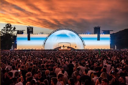 Con sunset de fondo, una de las postales típicas de las actuaciones de Hernán Cattaneo