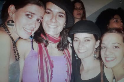 Con sus alumnas y amigas en la Facultad de Artes y Letras, donde Tere era profesora de dramaturgia y teatro y también gestora cultural. El evento de la foto, en 2001 se llamó Memorabilia y es uno de los recuerdos de juventud más añorados. " Son Gretel Medina, Zaira Sarza y Diana Belkis Ruz, ¡qué lindas, como las extraño!, eran estudiantes de Artes y Letras como yo.", evoca.