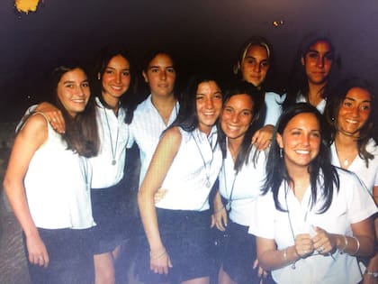 Con sus amigas al despedirse, a los 23.