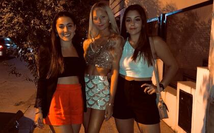 Con sus amigas Paula y Victoria, pilares en su recuperación.