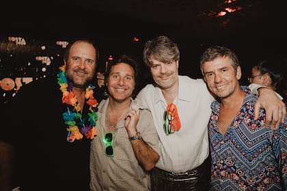 Con sus amigos de toda la vida, Martín de las Carreras, Roberto “Roby” Martínez –que ayudó a Edo con las invitaciones– e Ignacio del Carril