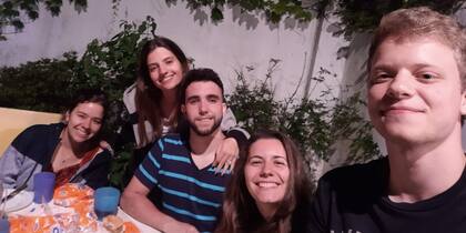 Con sus amigos del colegio.