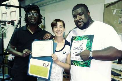 Con sus amigos dominicanos, la joven perdida aprendió a hablar español