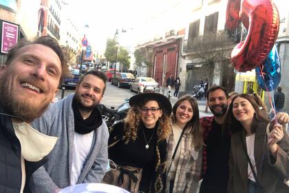 Con sus amigos en las calles de Madrid.