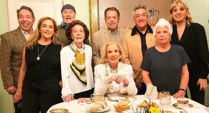 "Con sus amigos es una persona más, aunque siempre con su forma de ser. A Mirtha nunca la vas a ver desarreglada", sostiene Vidal Rivas