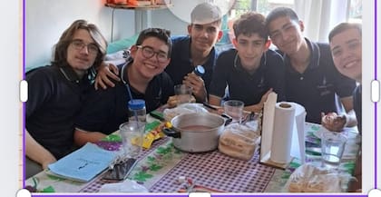 Con sus amigos merendando en su casa.