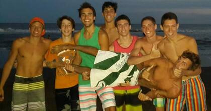 Con sus amigos que lo bancaron siempre.