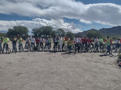 Con sus bicicletas, los 29 alunmos de la escuela rural Nº 357 (primaria) y Nº 21 (secundaria), en Punta de Balasto, Catamarca