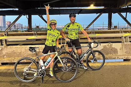 Con sus bicicletas y la camiseta
de la famosa GFNY.