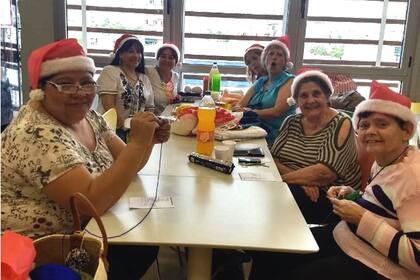 Con sus compañeras de Mantitas Salta, para las fiestas