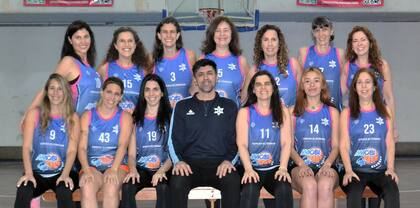 Con sus compañeras y DT de Macabi.