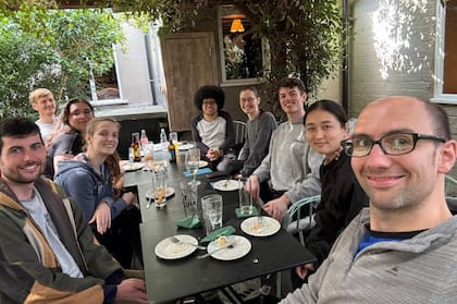 Con sus compañeros de laboratorio. Si se produce algún encuentro social, a diferencia de Argentina donde los encuentros son más comunes en las casas, en Inglaterra el pub local es el punto de reunión social: "Trabajo con gente de todas las latitudes: del Reino Unido, Irlanda, Sudáfrica, China, Eslovaquia, Grecia…"
