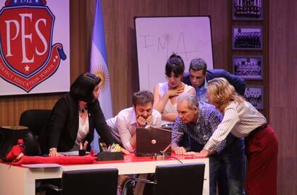 Con sus compañeros de trabajo, cuando se dedica a la actuación