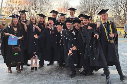 Con sus compañeros del Royal Central School of Speech and
Drama de Londres.